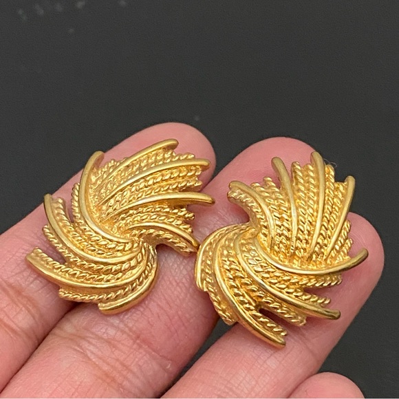 Vintage MONET Signed Gold-tone Wheat Spray Rope Feather Clip On Earrings - Picture 5 of 14